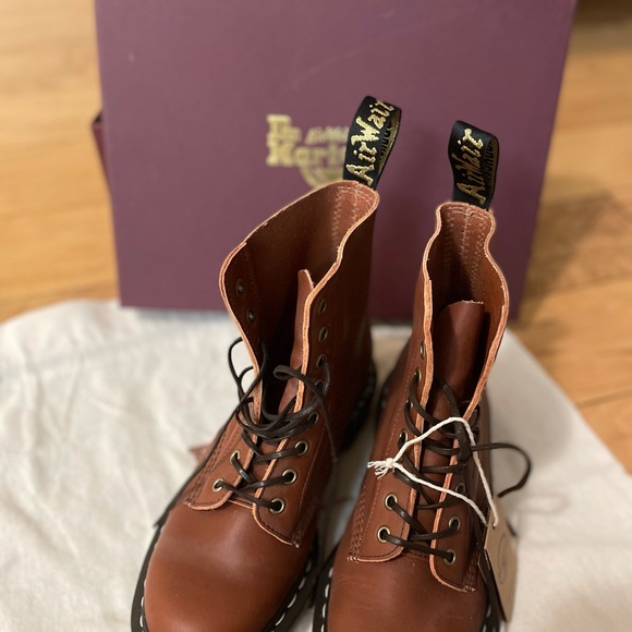 Dr. Martens made in England
1460 Pascal. Color: Tan Essex/Veg Tan. US women’s 9 - Picture 3 of 5